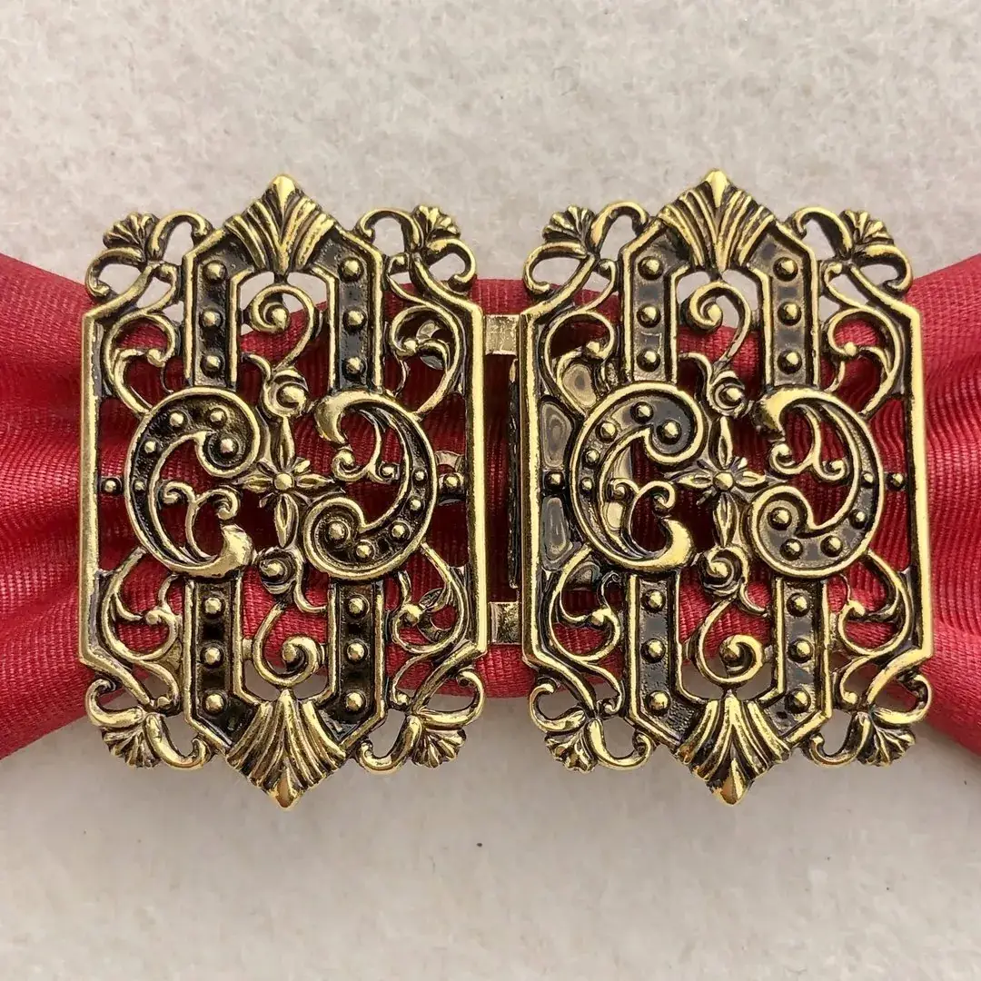 Dirndlschließe Schürzenschließe vergoldet No. 1 – Bild 14 – Chiemgauer Heimatwerk Trachten-Onlineshop Dirndlschließe Schürzenschließe vergoldet No. 1 - Bild 14 - Chiemgauer Heimatwerk Trachten-Onlineshop
