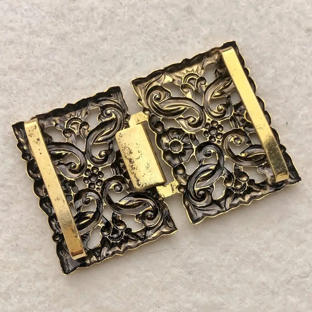 Dirndlschließe Schürzenschließe vergoldet No. 6 – Bild 14 – Chiemgauer Heimatwerk Trachten-Onlineshop Dirndlschließe Schürzenschließe vergoldet No. 6 - Bild 14 - Chiemgauer Heimatwerk Trachten-Onlineshop