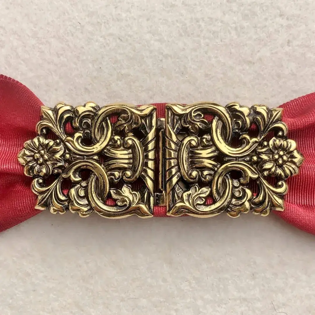 Dirndlschließe Schürzenschließe vergoldet No. 7 – Bild 20 – Chiemgauer Heimatwerk Trachten-Onlineshop Dirndlschließe Schürzenschließe vergoldet No. 7 - Bild 20 - Chiemgauer Heimatwerk Trachten-Onlineshop