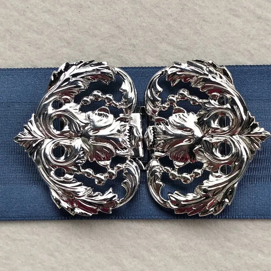 Dirndlschließe Schürzenschließe versilbert No. 5 – Bild 14 – Chiemgauer Heimatwerk Trachten-Onlineshop Dirndlschließe Schürzenschließe versilbert No. 5 - Bild 14 - Chiemgauer Heimatwerk Trachten-Onlineshop