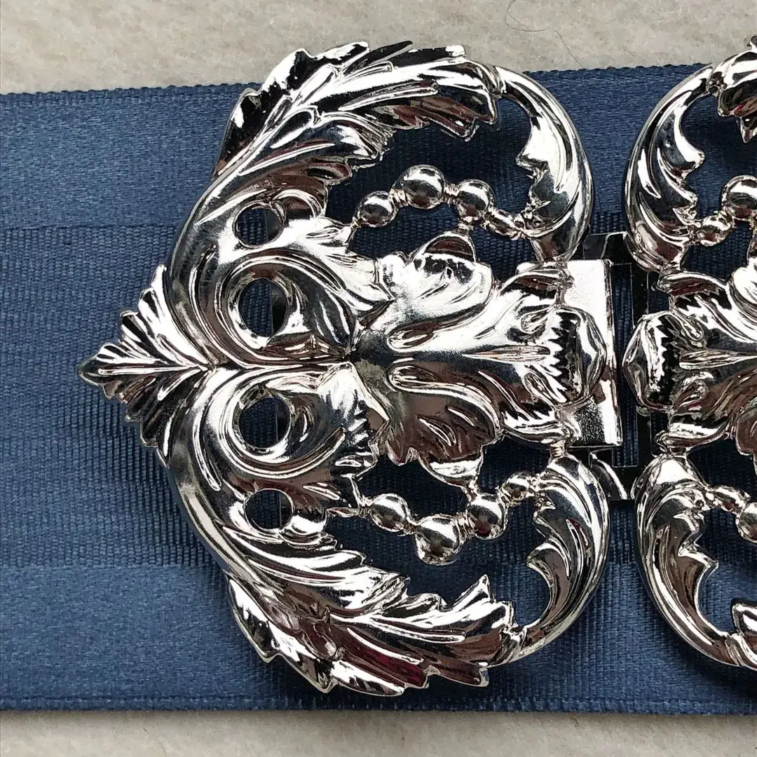 Dirndlschließe Schürzenschließe versilbert No. 5 – Bild 19 – Chiemgauer Heimatwerk Trachten-Onlineshop Dirndlschließe Schürzenschließe versilbert No. 5 - Bild 19 - Chiemgauer Heimatwerk Trachten-Onlineshop