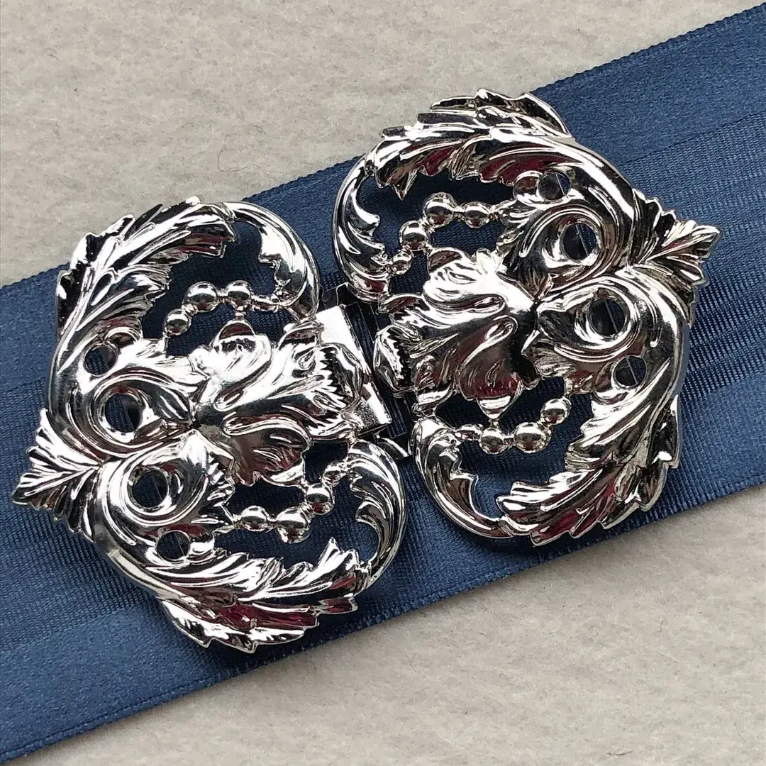 Dirndlschließe Schürzenschließe versilbert No. 5 – Bild 2 – Chiemgauer Heimatwerk Trachten-Onlineshop Dirndlschließe Schürzenschließe versilbert No. 5 - Bild 2 - Chiemgauer Heimatwerk Trachten-Onlineshop