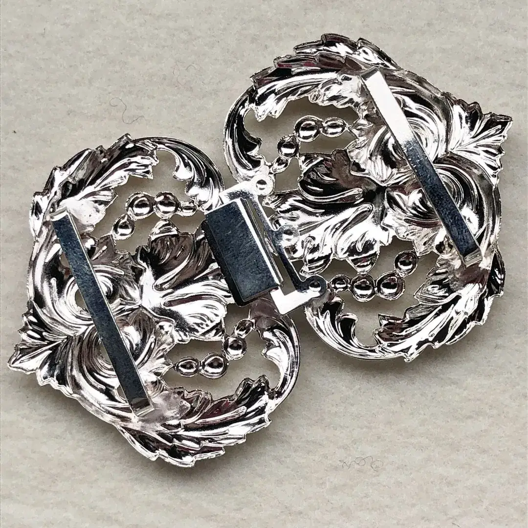 Dirndlschließe Schürzenschließe versilbert No. 5 – Bild 4 – Chiemgauer Heimatwerk Trachten-Onlineshop Dirndlschließe Schürzenschließe versilbert No. 5 - Bild 4 - Chiemgauer Heimatwerk Trachten-Onlineshop
