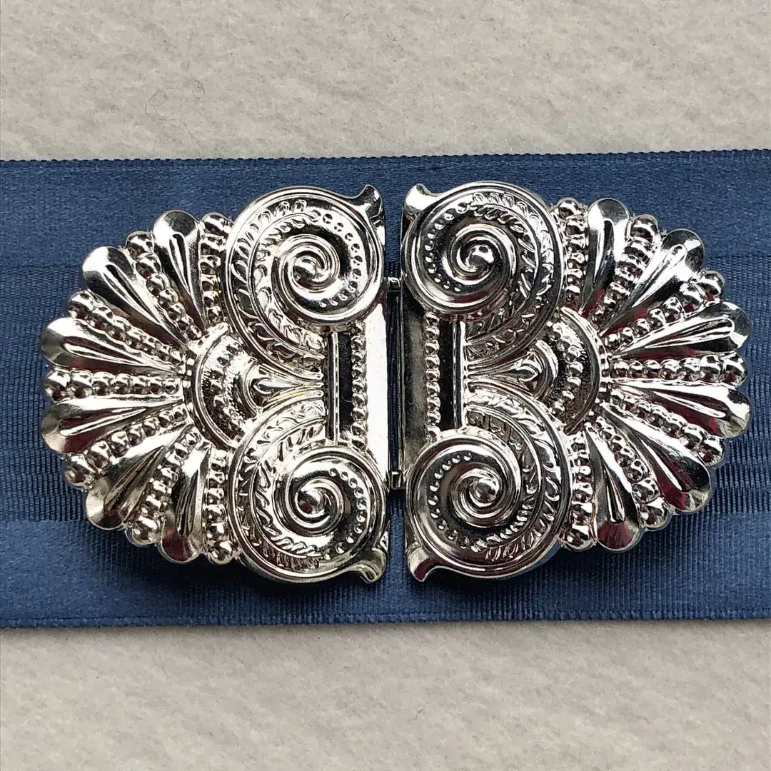 Dirndlschließe Schürzenschließe versilbert No. 6 – Bild 22 – Chiemgauer Heimatwerk Trachten-Onlineshop Dirndlschließe Schürzenschließe versilbert No. 6 - Bild 22 - Chiemgauer Heimatwerk Trachten-Onlineshop