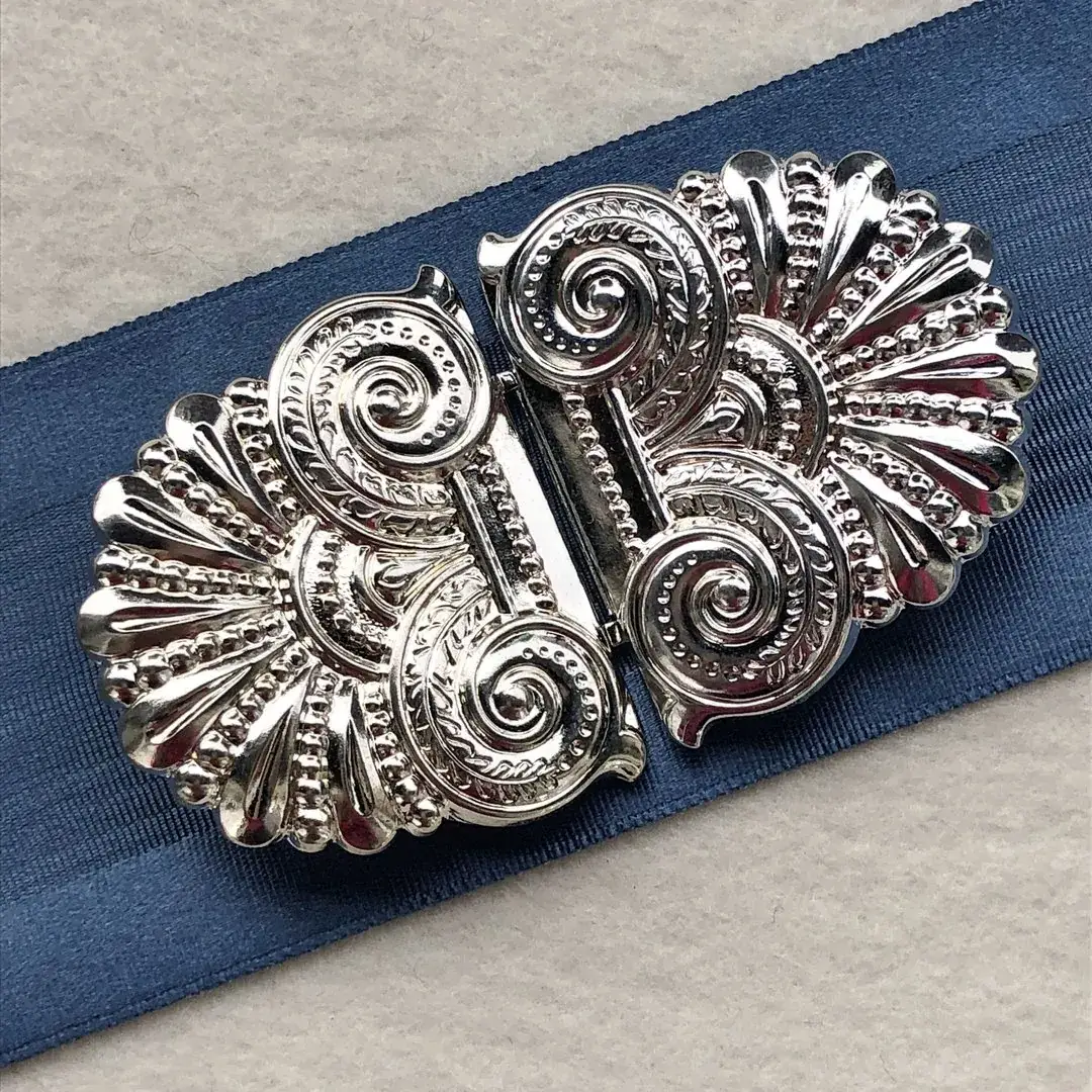 Dirndlschließe Schürzenschließe versilbert No. 6 – Bild 5 – Chiemgauer Heimatwerk Trachten-Onlineshop Dirndlschließe Schürzenschließe versilbert No. 6 - Bild 5 - Chiemgauer Heimatwerk Trachten-Onlineshop