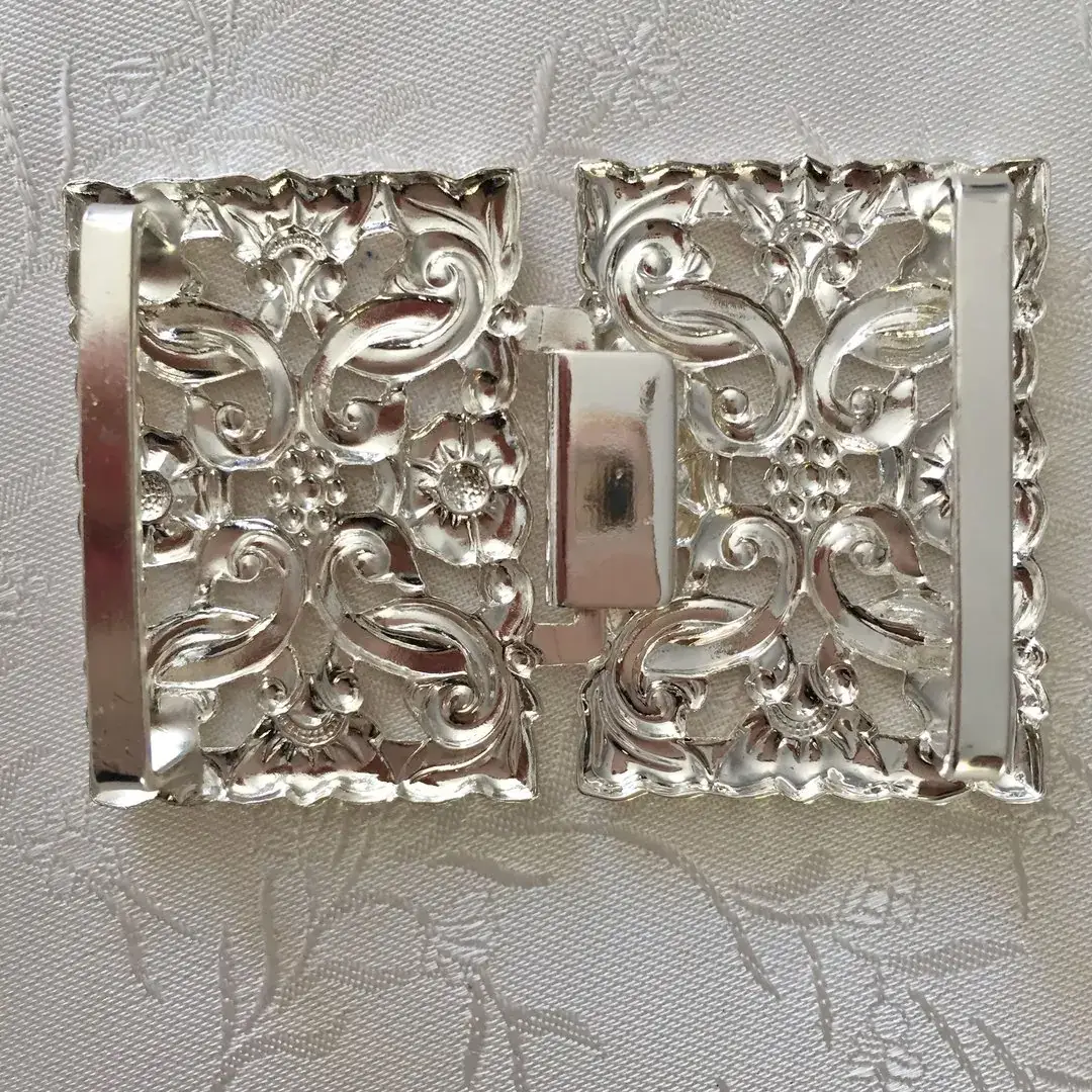 Dirndlschließe Schürzenschließe versilbert No. 9 – Bild 3 – Chiemgauer Heimatwerk Trachten-Onlineshop Dirndlschließe Schürzenschließe versilbert No. 9 - Bild 3 - Chiemgauer Heimatwerk Trachten-Onlineshop