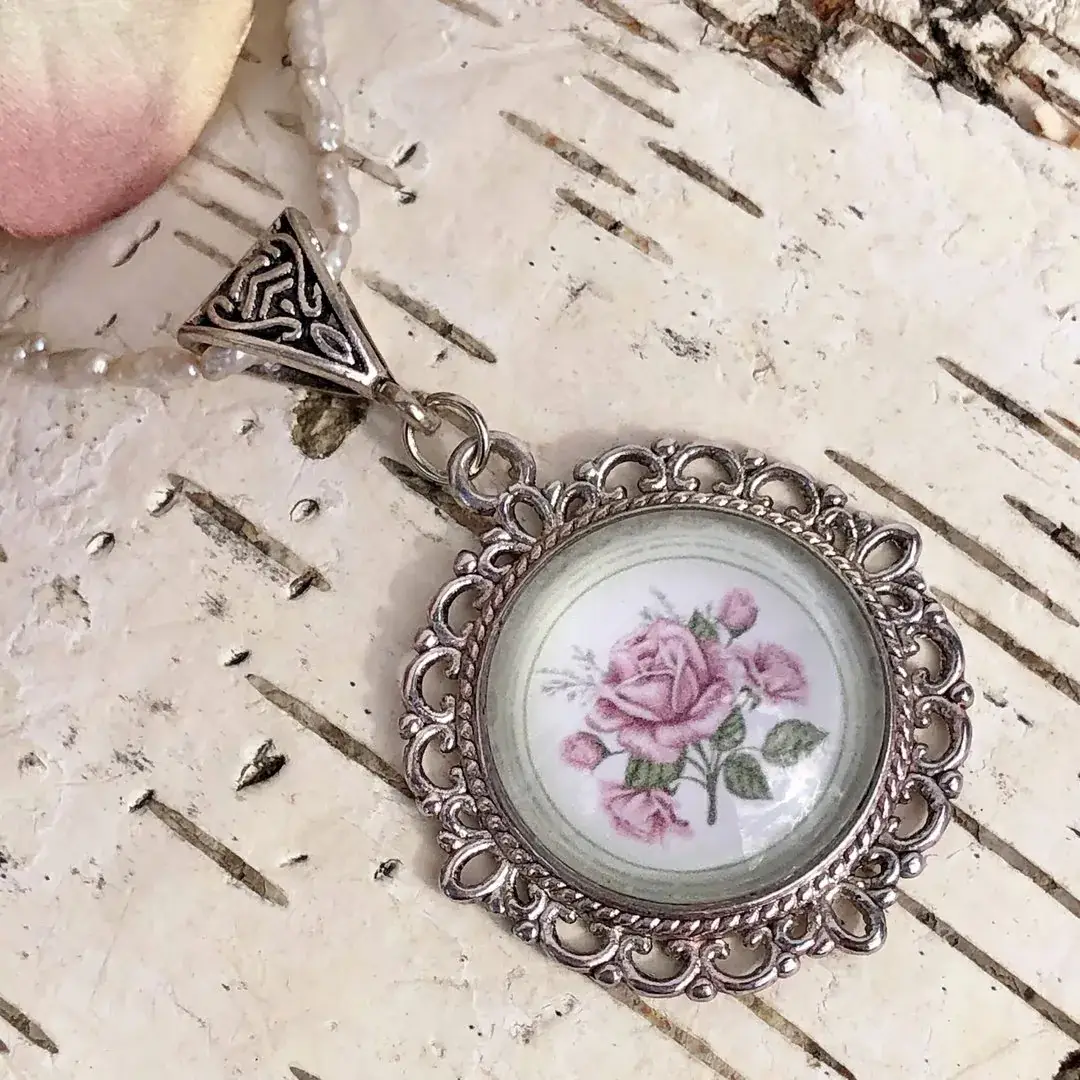 Dirndlschmuck Trachten-Amulett für Damen altrosa No. 4 – Bild 13 – Chiemgauer Heimatwerk Trachten-Onlineshop Dirndlschmuck Trachten-Amulett für Damen altrosa No. 4 - Bild 13 - Chiemgauer Heimatwerk Trachten-Onlineshop