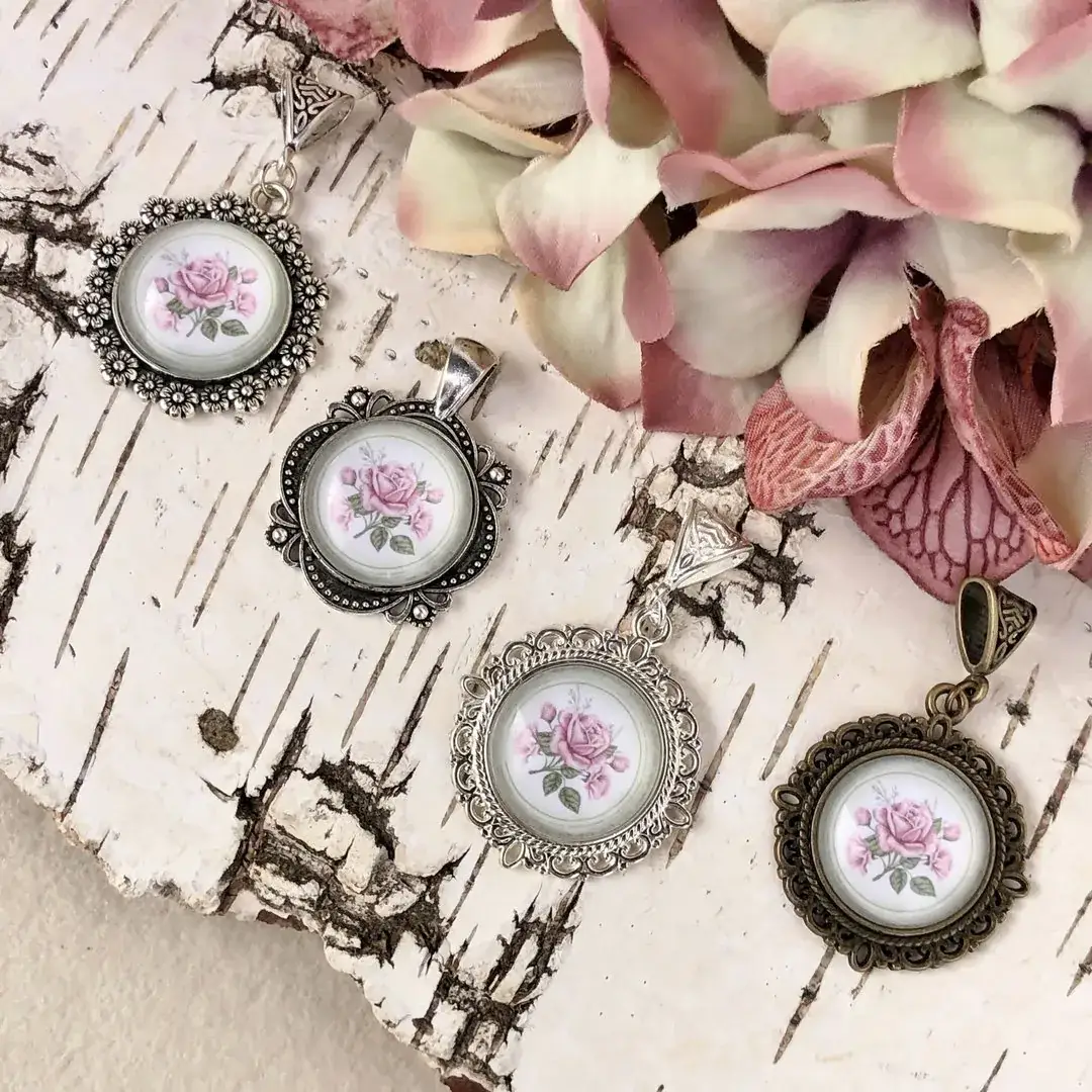 Dirndlschmuck Trachten-Amulett für Damen in altrosa – Bild 11 – Chiemgauer Heimatwerk Trachten-Onlineshop Dirndlschmuck Trachten-Amulett für Damen in altrosa - Bild 11 - Chiemgauer Heimatwerk Trachten-Onlineshop