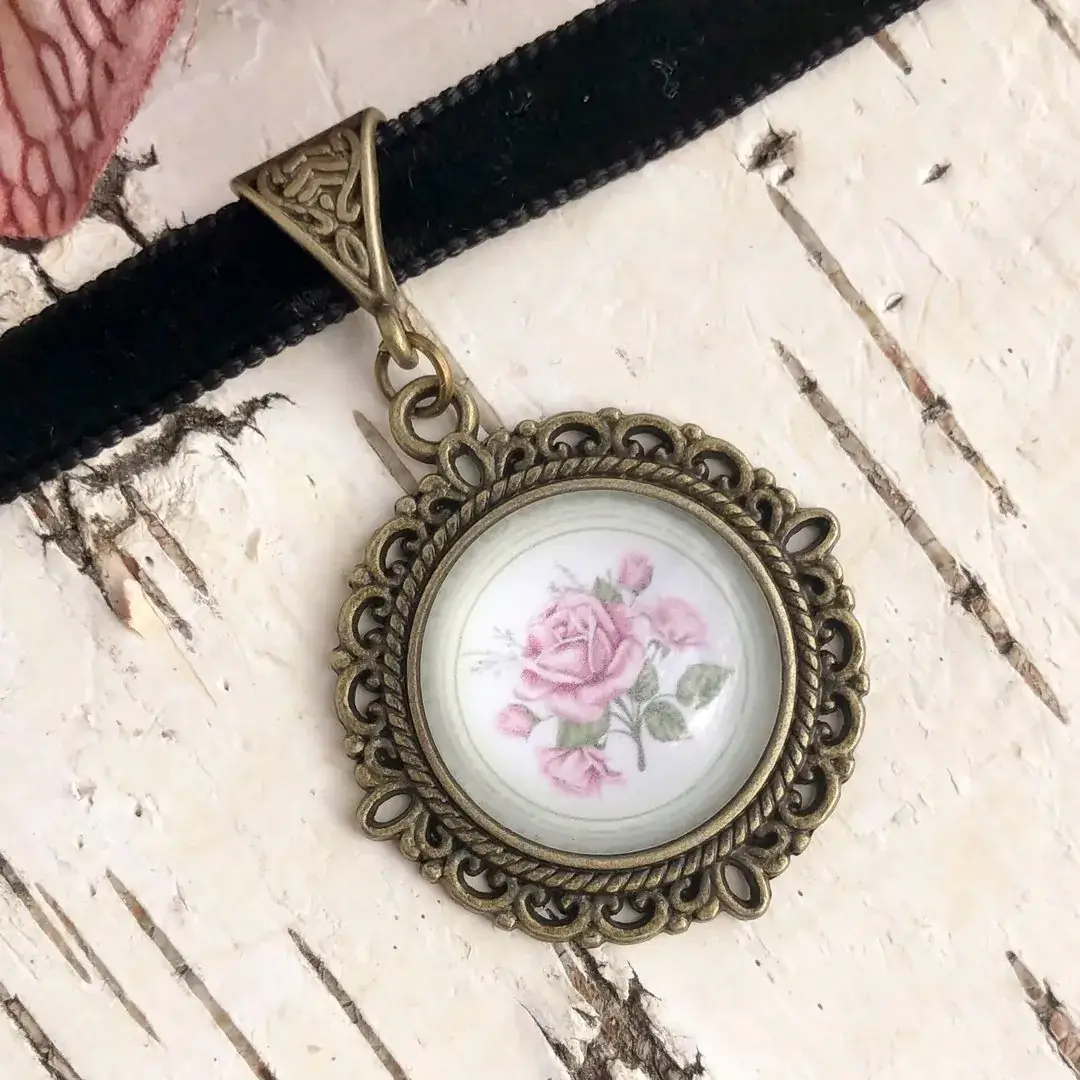 Dirndlschmuck Trachten-Amulett für Damen in altrosa – Bild 28 – Chiemgauer Heimatwerk Trachten-Onlineshop Dirndlschmuck Trachten-Amulett für Damen in altrosa - Bild 28 - Chiemgauer Heimatwerk Trachten-Onlineshop