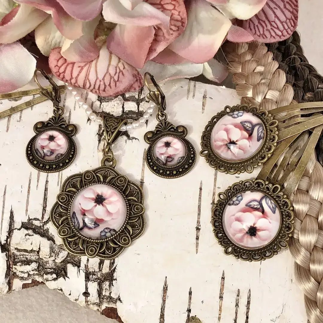 Dirndlschmuck Trachtenschmuck-Set mit Blüte für Damen – Bild 34 – Chiemgauer Heimatwerk Trachten-Onlineshop Dirndlschmuck Trachtenschmuck-Set mit Blüte für Damen - Bild 34 - Chiemgauer Heimatwerk Trachten-Onlineshop