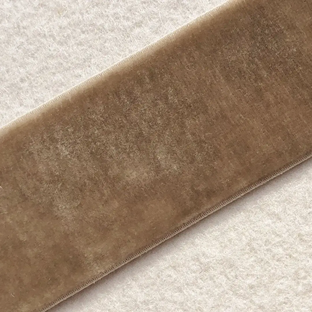 Elastisches Samtband in beige – Bild 5 – Chiemgauer Heimatwerk Trachten-Onlineshop Elastisches Samtband in beige - Bild 5 - Chiemgauer Heimatwerk Trachten-Onlineshop