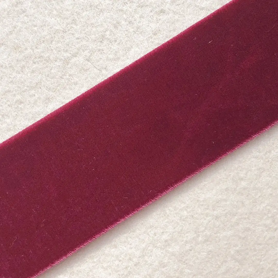 Elastisches Samtband in weinrot No. 1 – Bild 5 – Chiemgauer Heimatwerk Trachten-Onlineshop Elastisches Samtband in weinrot No. 1 - Bild 5 - Chiemgauer Heimatwerk Trachten-Onlineshop