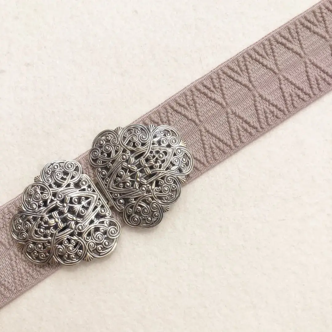 Elastisches Trachtenband in taupe No. 2 – Bild 1 – Chiemgauer Heimatwerk Trachten-Onlineshop Elastisches Trachtenband in taupe No. 2 - Bild 1 - Chiemgauer Heimatwerk Trachten-Onlineshop