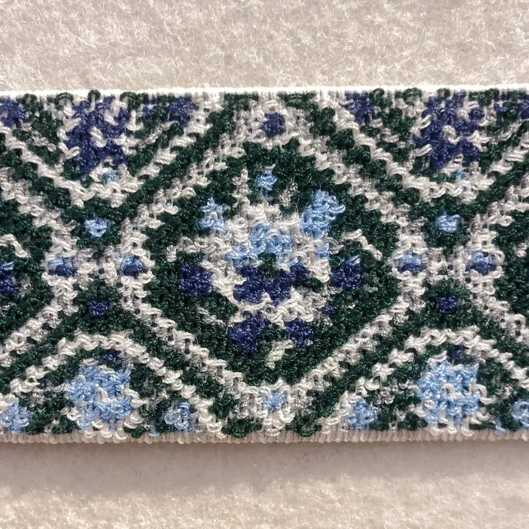 Elastisches Trachtenband mit Rosen blau-grün – Bild 14 – Chiemgauer Heimatwerk Trachten-Onlineshop Elastisches Trachtenband mit Rosen blau-grün - Bild 14 - Chiemgauer Heimatwerk Trachten-Onlineshop