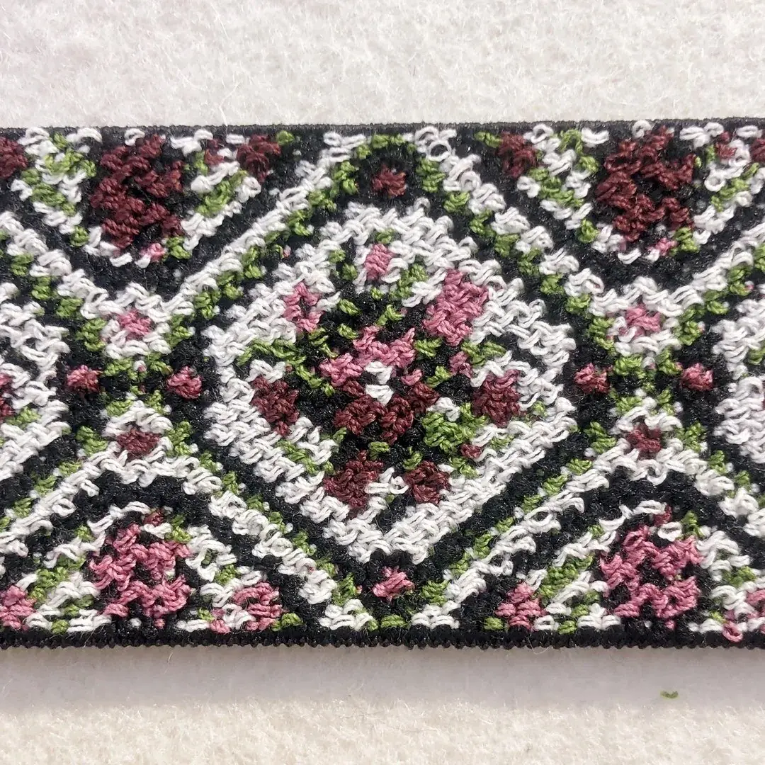 Elastisches Trachtenband mit Rosen burgund – Bild 10 – Chiemgauer Heimatwerk Trachten-Onlineshop Elastisches Trachtenband mit Rosen burgund - Bild 10 - Chiemgauer Heimatwerk Trachten-Onlineshop