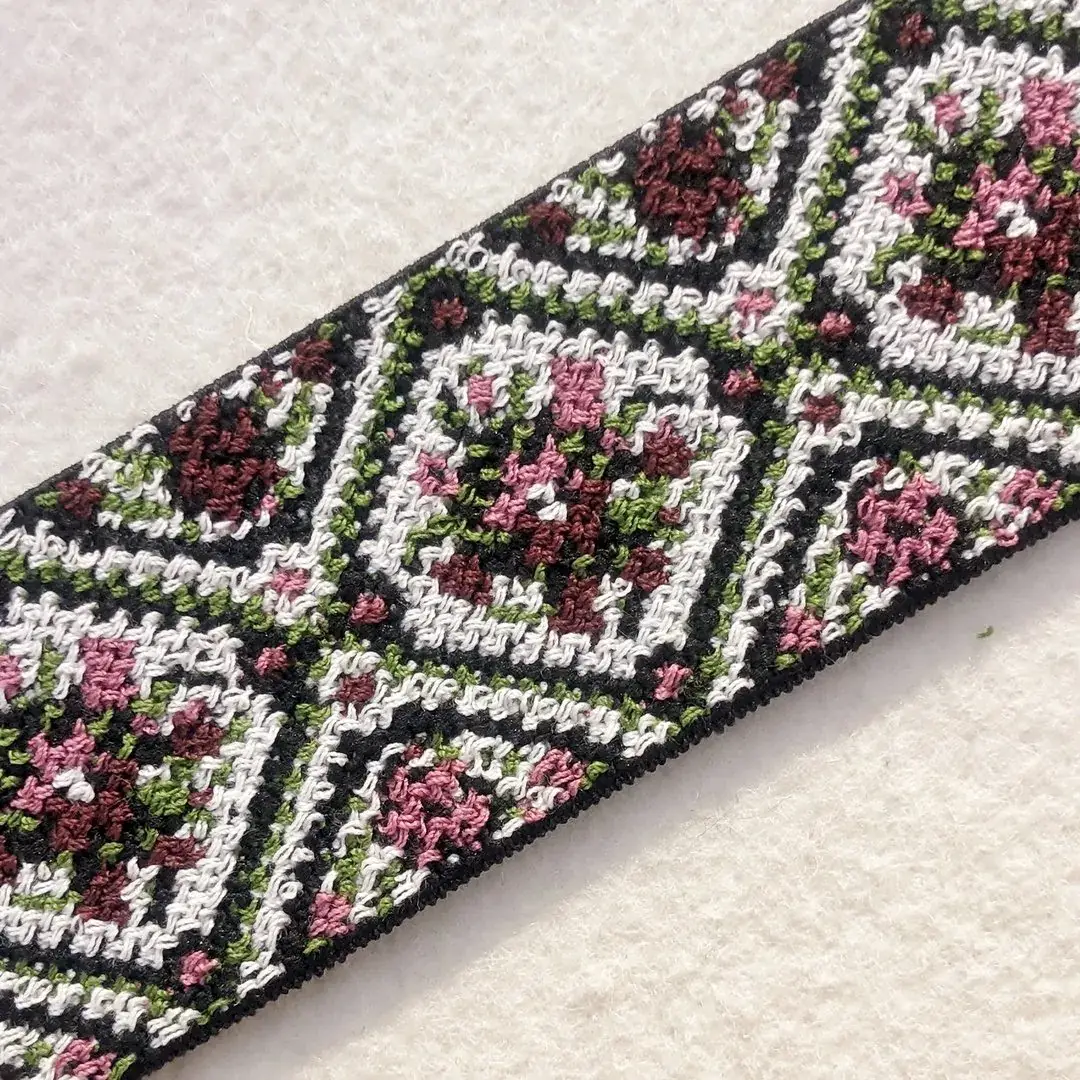 Elastisches Trachtenband mit Rosen burgund – Bild 5 – Chiemgauer Heimatwerk Trachten-Onlineshop Elastisches Trachtenband mit Rosen burgund - Bild 5 - Chiemgauer Heimatwerk Trachten-Onlineshop