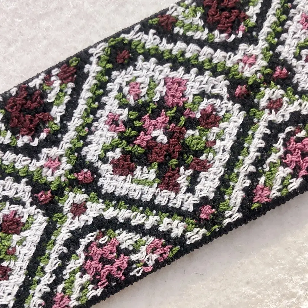 Elastisches Trachtenband mit Rosen burgund – Bild 9 – Chiemgauer Heimatwerk Trachten-Onlineshop Elastisches Trachtenband mit Rosen burgund - Bild 9 - Chiemgauer Heimatwerk Trachten-Onlineshop