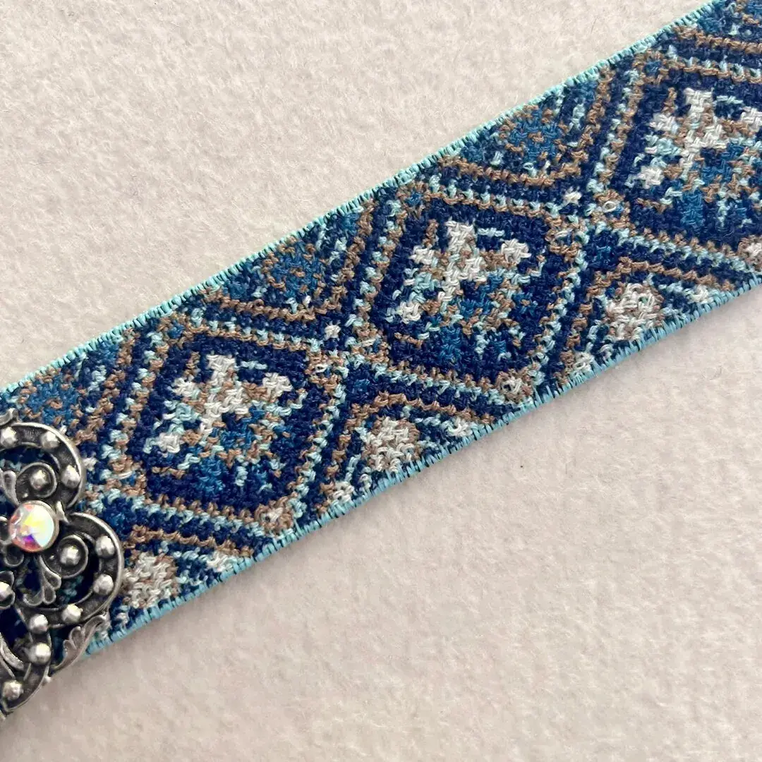 Elastisches Trachtenband mit Rosen dunkelblau – Bild 3 – Chiemgauer Heimatwerk Trachten-Onlineshop Elastisches Trachtenband mit Rosen dunkelblau - Bild 3 - Chiemgauer Heimatwerk Trachten-Onlineshop
