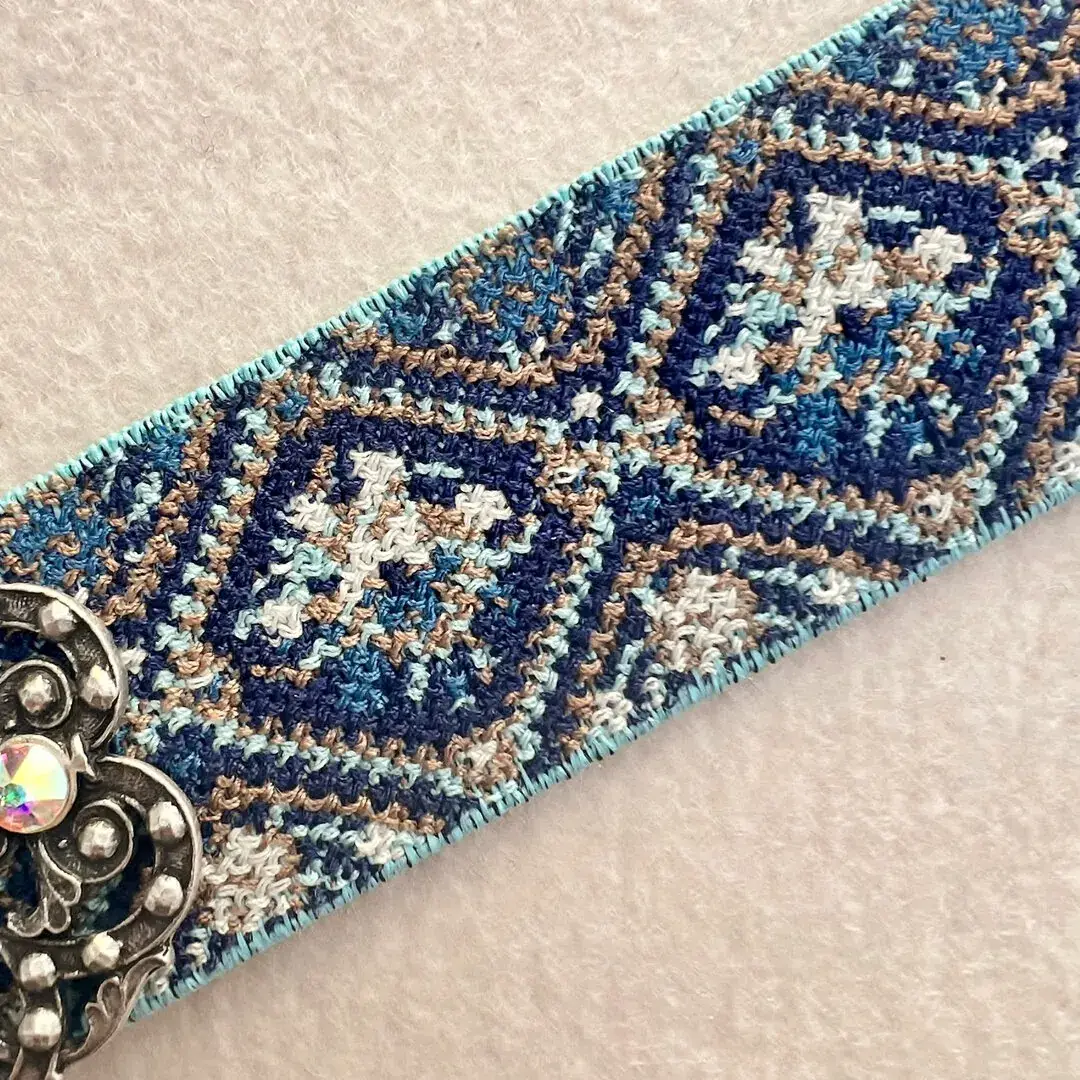 Elastisches Trachtenband mit Rosen dunkelblau – Bild 4 – Chiemgauer Heimatwerk Trachten-Onlineshop Elastisches Trachtenband mit Rosen dunkelblau - Bild 4 - Chiemgauer Heimatwerk Trachten-Onlineshop