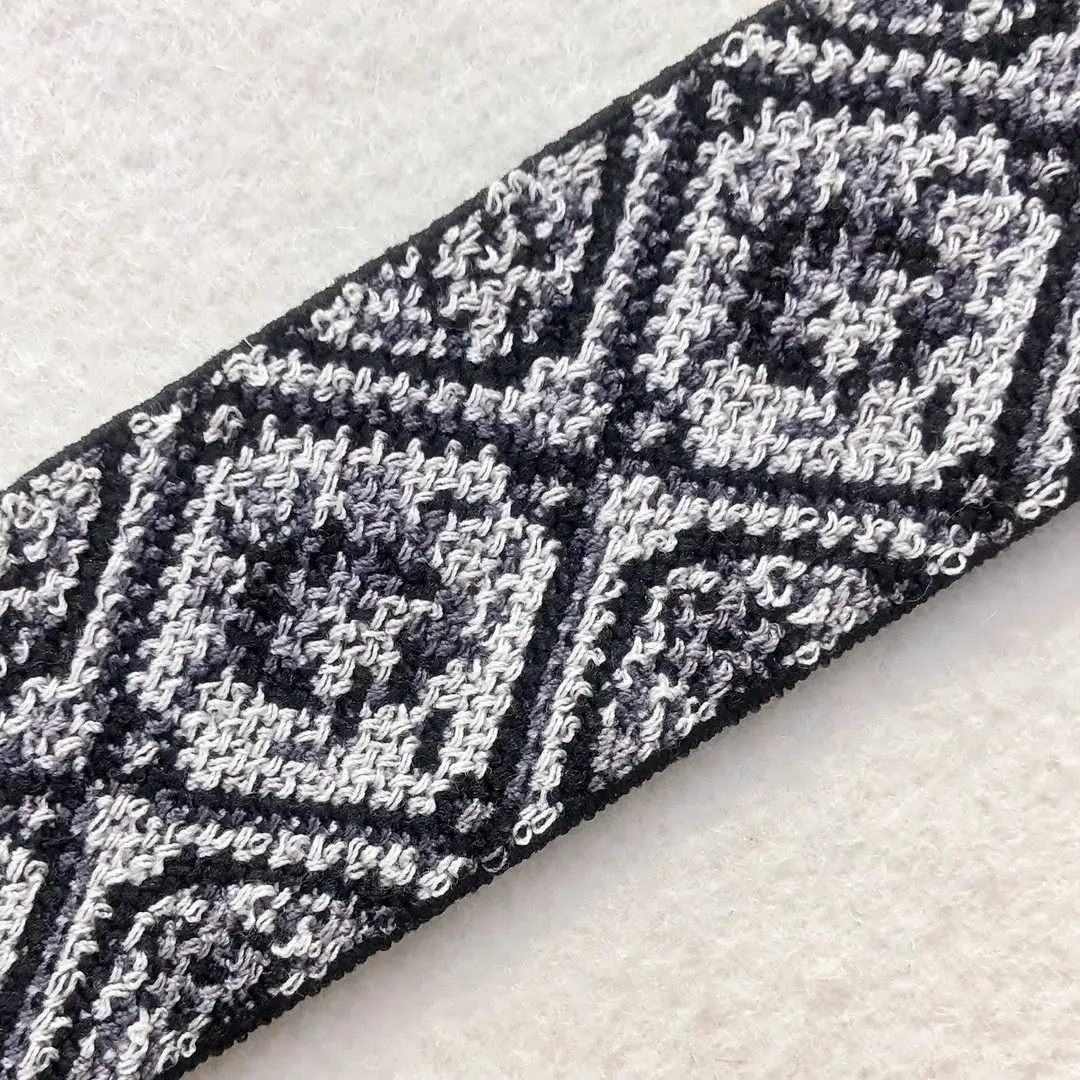 Elastisches Trachtenband mit Rosen grau – Bild 2 – Chiemgauer Heimatwerk Trachten-Onlineshop Elastisches Trachtenband mit Rosen grau - Bild 2 - Chiemgauer Heimatwerk Trachten-Onlineshop