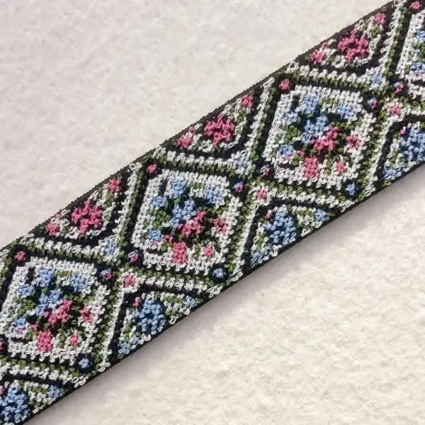Elastisches Trachtenband mit Rosen hellblau – Bild 1 – Chiemgauer Heimatwerk Trachten-Onlineshop Elastisches Trachtenband mit Rosen hellblau - Bild 1 - Chiemgauer Heimatwerk Trachten-Onlineshop