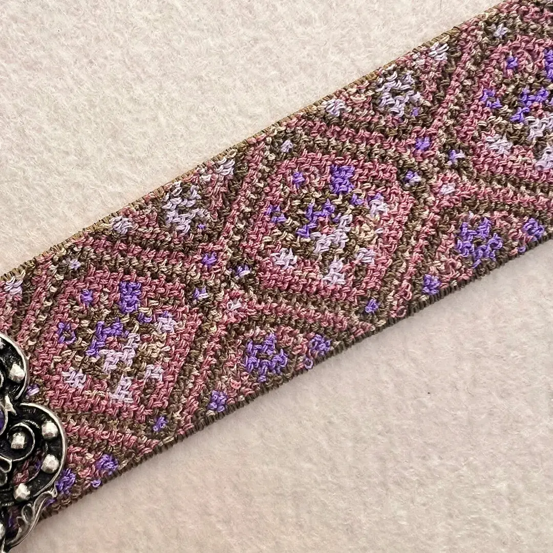 Elastisches Trachtenband mit Rosen lila – Bild 2 – Chiemgauer Heimatwerk Trachten-Onlineshop Elastisches Trachtenband mit Rosen lila - Bild 2 - Chiemgauer Heimatwerk Trachten-Onlineshop