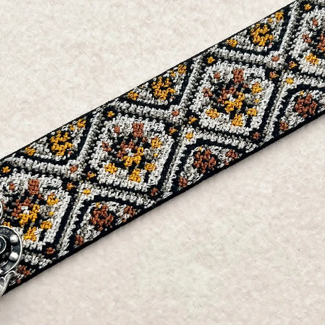 Elastisches Trachtenband mit Rosen messing – Bild 4 – Chiemgauer Heimatwerk Trachten-Onlineshop Elastisches Trachtenband mit Rosen messing - Bild 4 - Chiemgauer Heimatwerk Trachten-Onlineshop