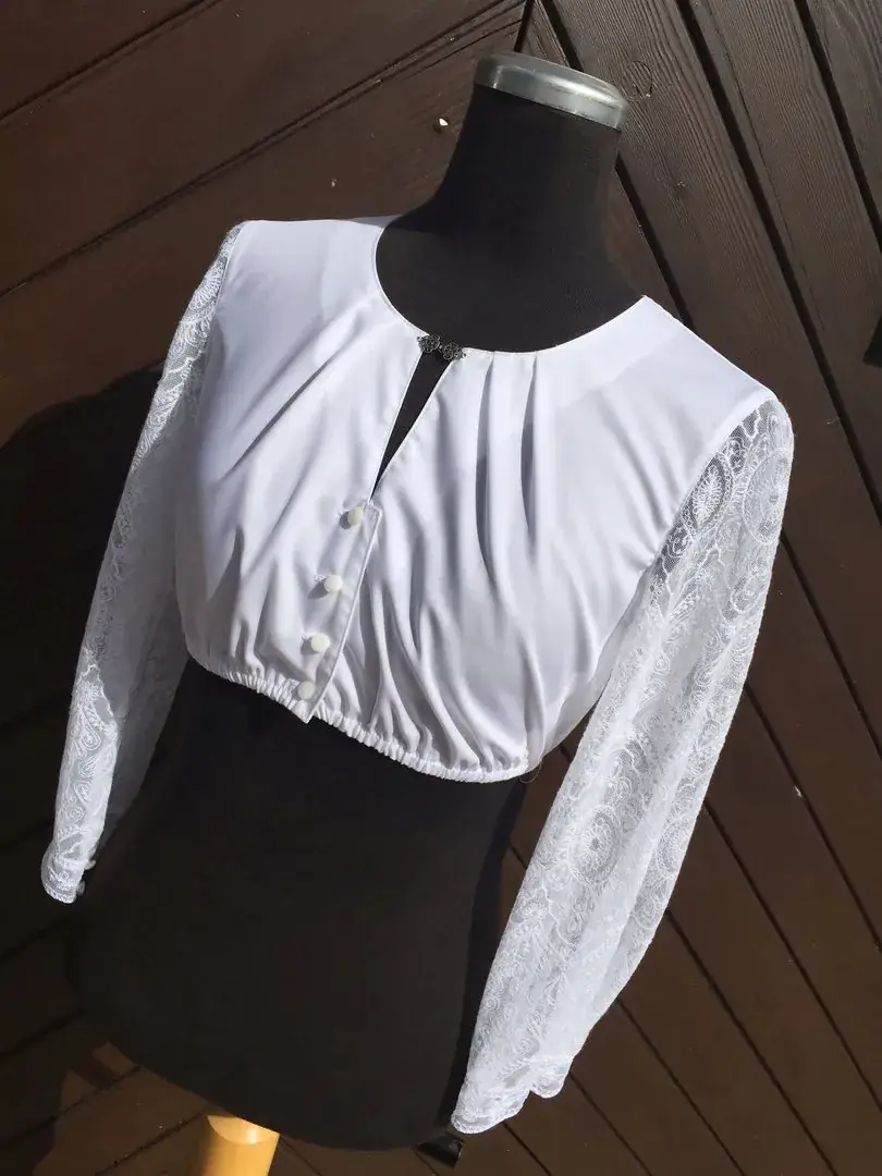Elegante Waldorff Dirndlbluse mit Spitzenärmeln – Bild 1 – Chiemgauer Heimatwerk Trachten-Onlineshop Elegante Waldorff Dirndlbluse mit Spitzenärmeln - Bild 1 - Chiemgauer Heimatwerk Trachten-Onlineshop