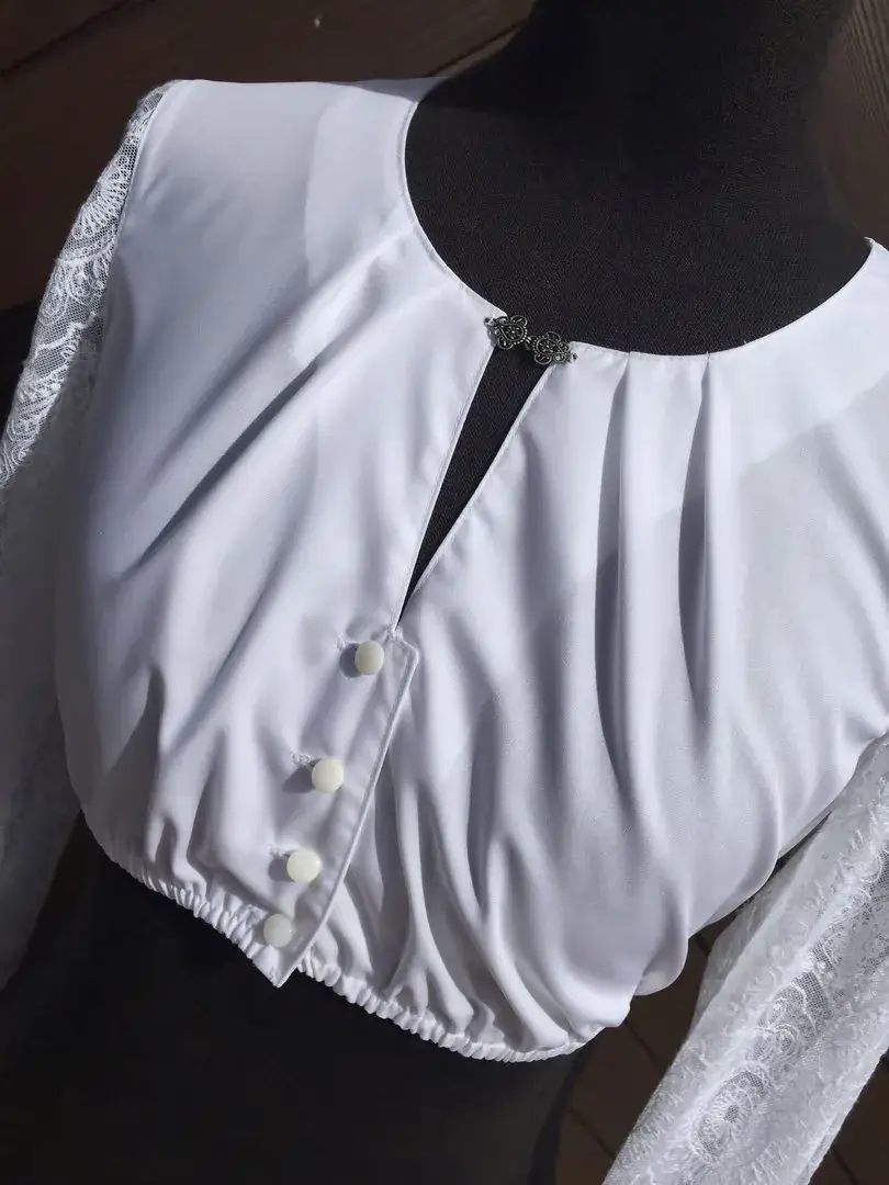 Elegante Waldorff Dirndlbluse mit Spitzenärmeln – Bild 12 – Chiemgauer Heimatwerk Trachten-Onlineshop Elegante Waldorff Dirndlbluse mit Spitzenärmeln - Bild 12 - Chiemgauer Heimatwerk Trachten-Onlineshop