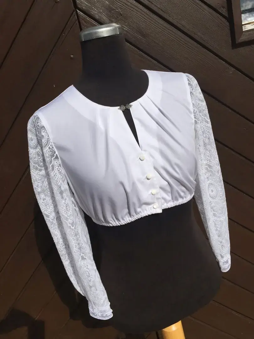Elegante Waldorff Dirndlbluse mit Spitzenärmeln – Bild 2 – Chiemgauer Heimatwerk Trachten-Onlineshop Elegante Waldorff Dirndlbluse mit Spitzenärmeln - Bild 2 - Chiemgauer Heimatwerk Trachten-Onlineshop
