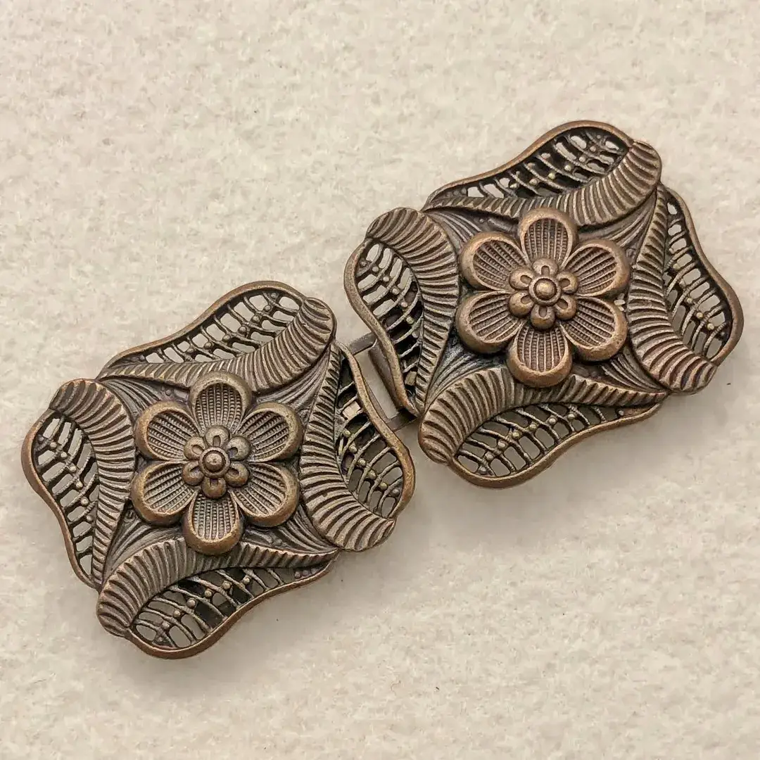 Florale Schürzenschließe antik-kupfer matt – Bild 10 – Chiemgauer Heimatwerk Trachten-Onlineshop Florale Schürzenschließe antik-kupfer matt - Bild 10 - Chiemgauer Heimatwerk Trachten-Onlineshop