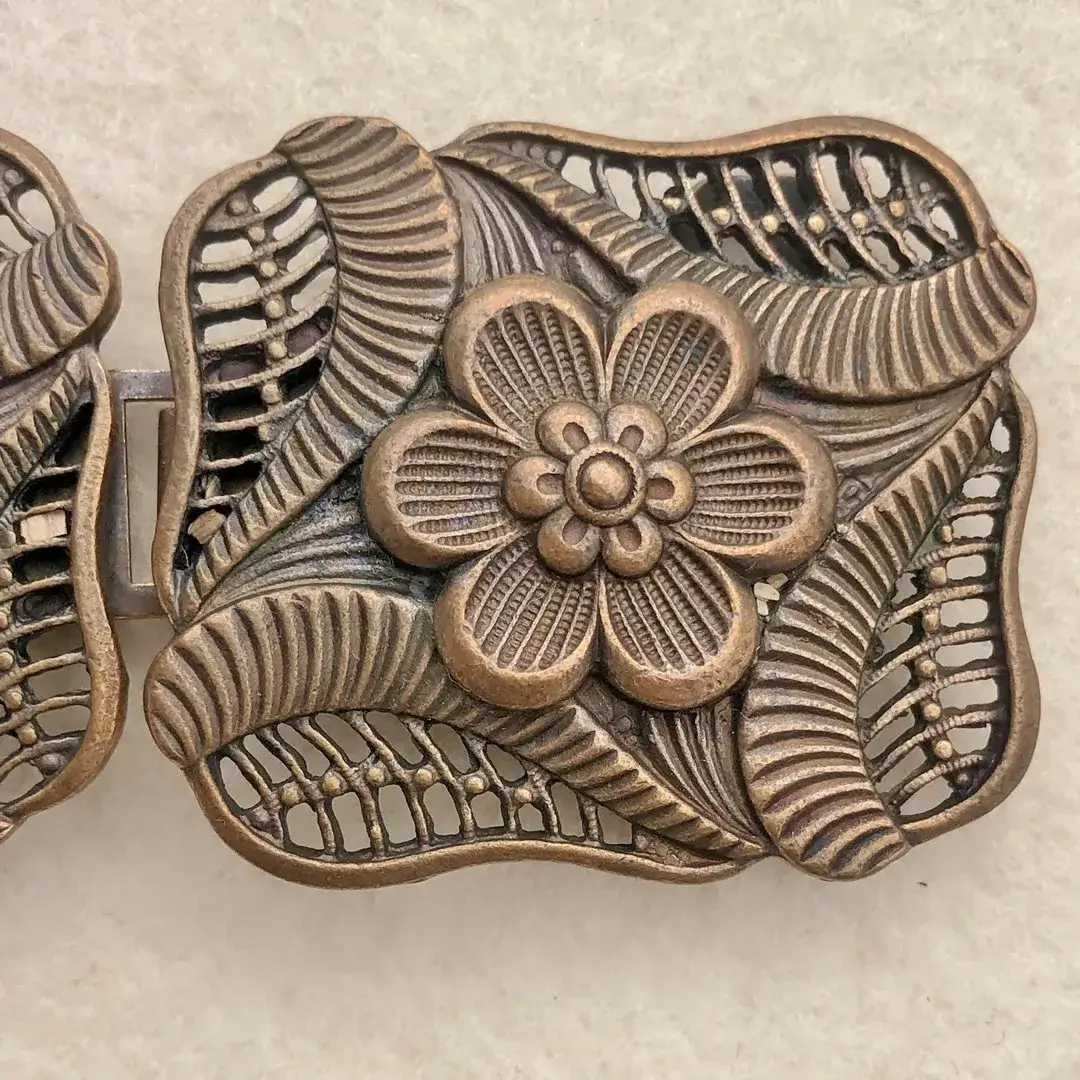 Florale Schürzenschließe antik-kupfer matt – Bild 13 – Chiemgauer Heimatwerk Trachten-Onlineshop Florale Schürzenschließe antik-kupfer matt - Bild 13 - Chiemgauer Heimatwerk Trachten-Onlineshop