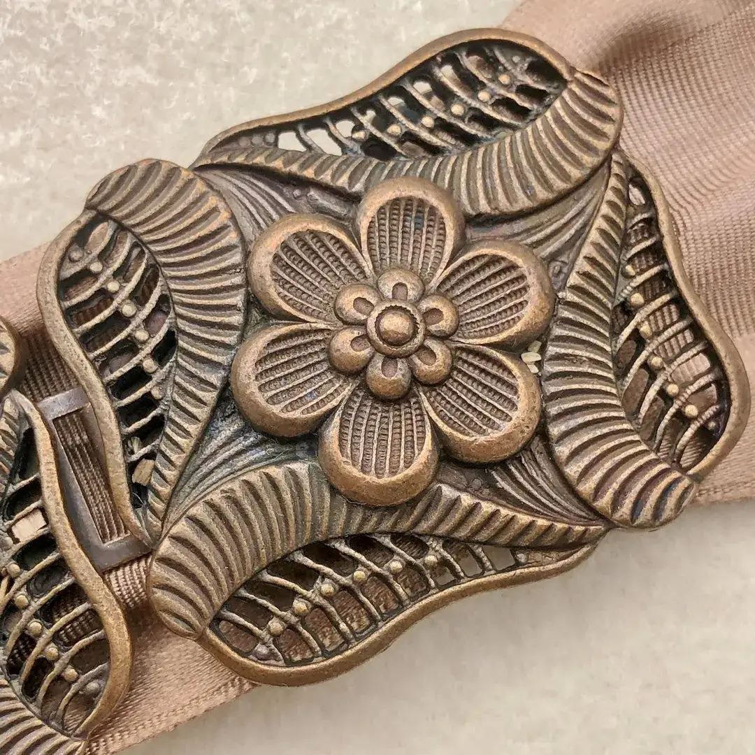 Florale Schürzenschließe antik-kupfer matt – Bild 5 – Chiemgauer Heimatwerk Trachten-Onlineshop Florale Schürzenschließe antik-kupfer matt - Bild 5 - Chiemgauer Heimatwerk Trachten-Onlineshop