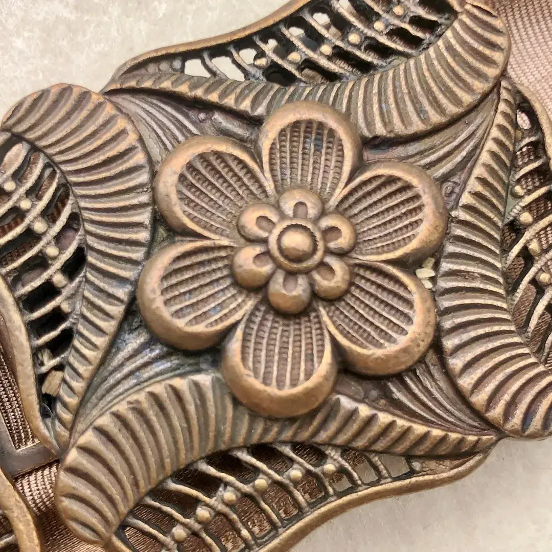 Florale Schürzenschließe antik-kupfer matt – Bild 6 – Chiemgauer Heimatwerk Trachten-Onlineshop Florale Schürzenschließe antik-kupfer matt - Bild 6 - Chiemgauer Heimatwerk Trachten-Onlineshop