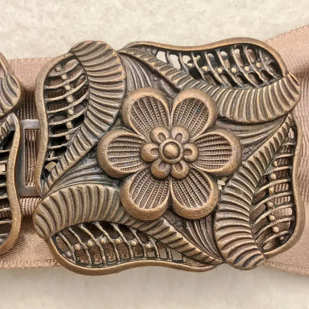 Florale Schürzenschließe antik-kupfer matt – Bild 9 – Chiemgauer Heimatwerk Trachten-Onlineshop Florale Schürzenschließe antik-kupfer matt - Bild 9 - Chiemgauer Heimatwerk Trachten-Onlineshop