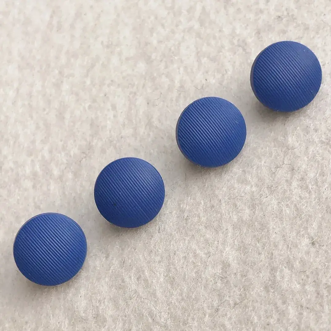 Gablonzer Knopf aus echtem Glas blau – Bild 12 – Chiemgauer Heimatwerk Trachten-Onlineshop Gablonzer Knopf aus echtem Glas blau - Bild 12 - Chiemgauer Heimatwerk Trachten-Onlineshop