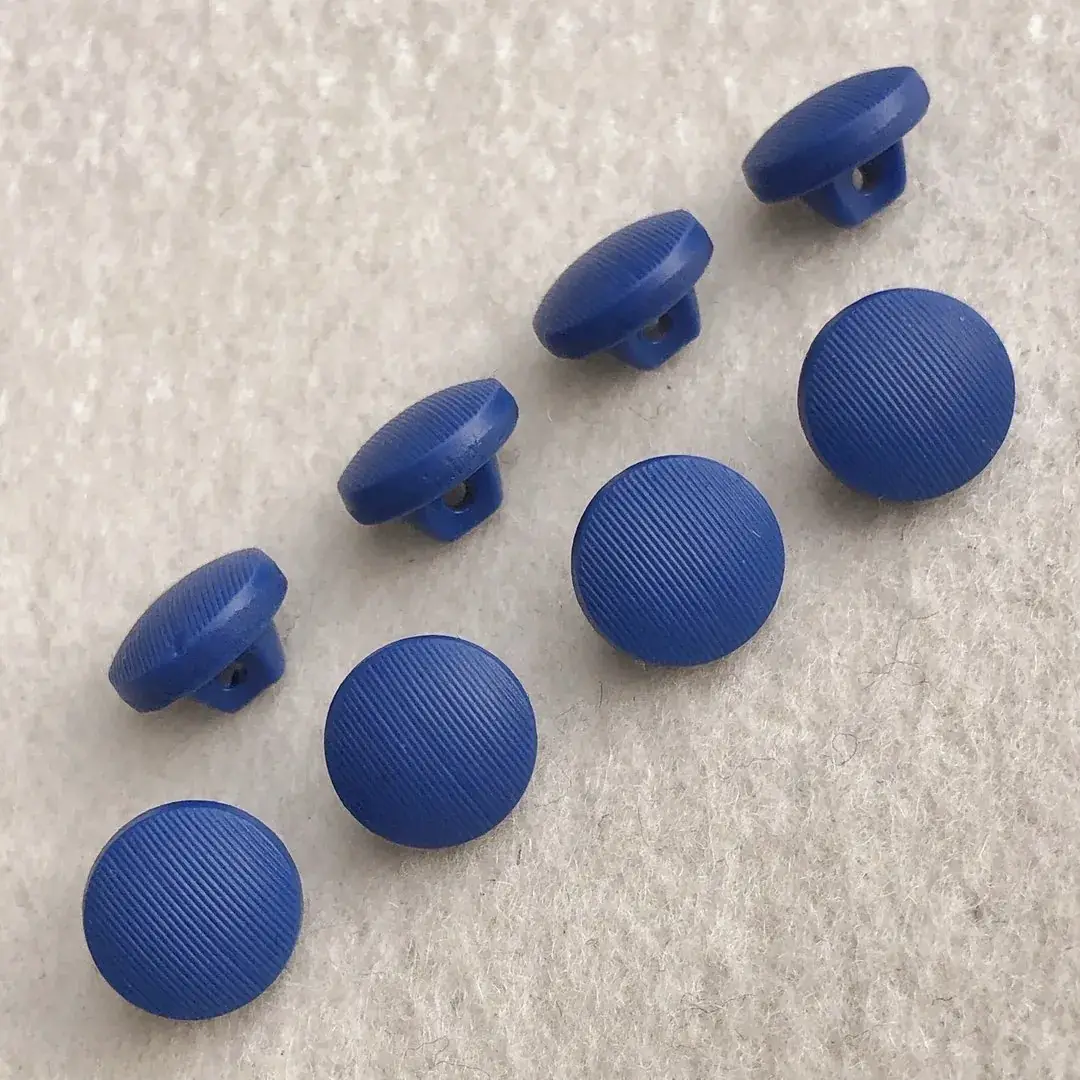 Gablonzer Knopf aus echtem Glas blau – Bild 6 – Chiemgauer Heimatwerk Trachten-Onlineshop Gablonzer Knopf aus echtem Glas blau - Bild 6 - Chiemgauer Heimatwerk Trachten-Onlineshop