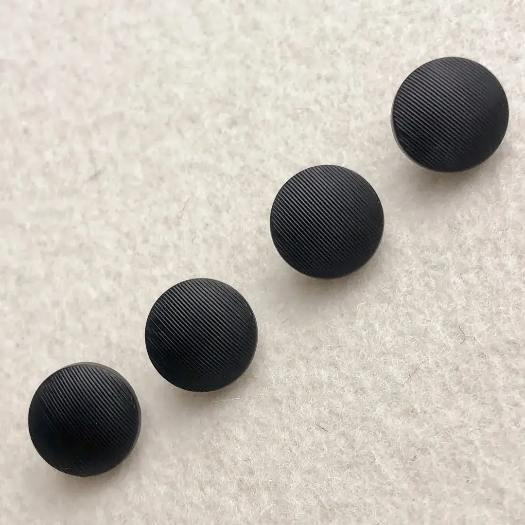 Gablonzer Knopf aus echtem Glas schwarz No. 2 – Bild 4 – Chiemgauer Heimatwerk Trachten-Onlineshop Gablonzer Knopf aus echtem Glas schwarz No. 2 - Bild 4 - Chiemgauer Heimatwerk Trachten-Onlineshop