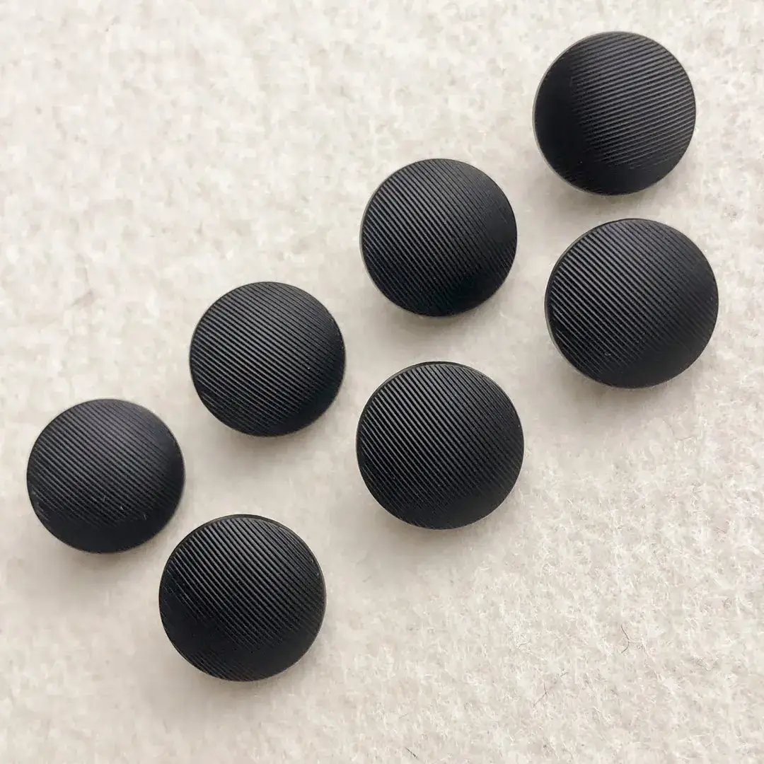 Gablonzer Knopf aus echtem Glas schwarz No. 2 – Bild 9 – Chiemgauer Heimatwerk Trachten-Onlineshop Gablonzer Knopf aus echtem Glas schwarz No. 2 - Bild 9 - Chiemgauer Heimatwerk Trachten-Onlineshop