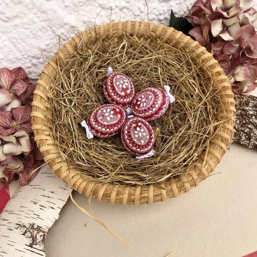 Gekratzte Ostereier mit Kratztechnik rot No. 1 – Bild 2 – Chiemgauer Heimatwerk Trachten-Onlineshop Gekratzte Ostereier mit Kratztechnik rot No. 1 - Bild 2 - Chiemgauer Heimatwerk Trachten-Onlineshop