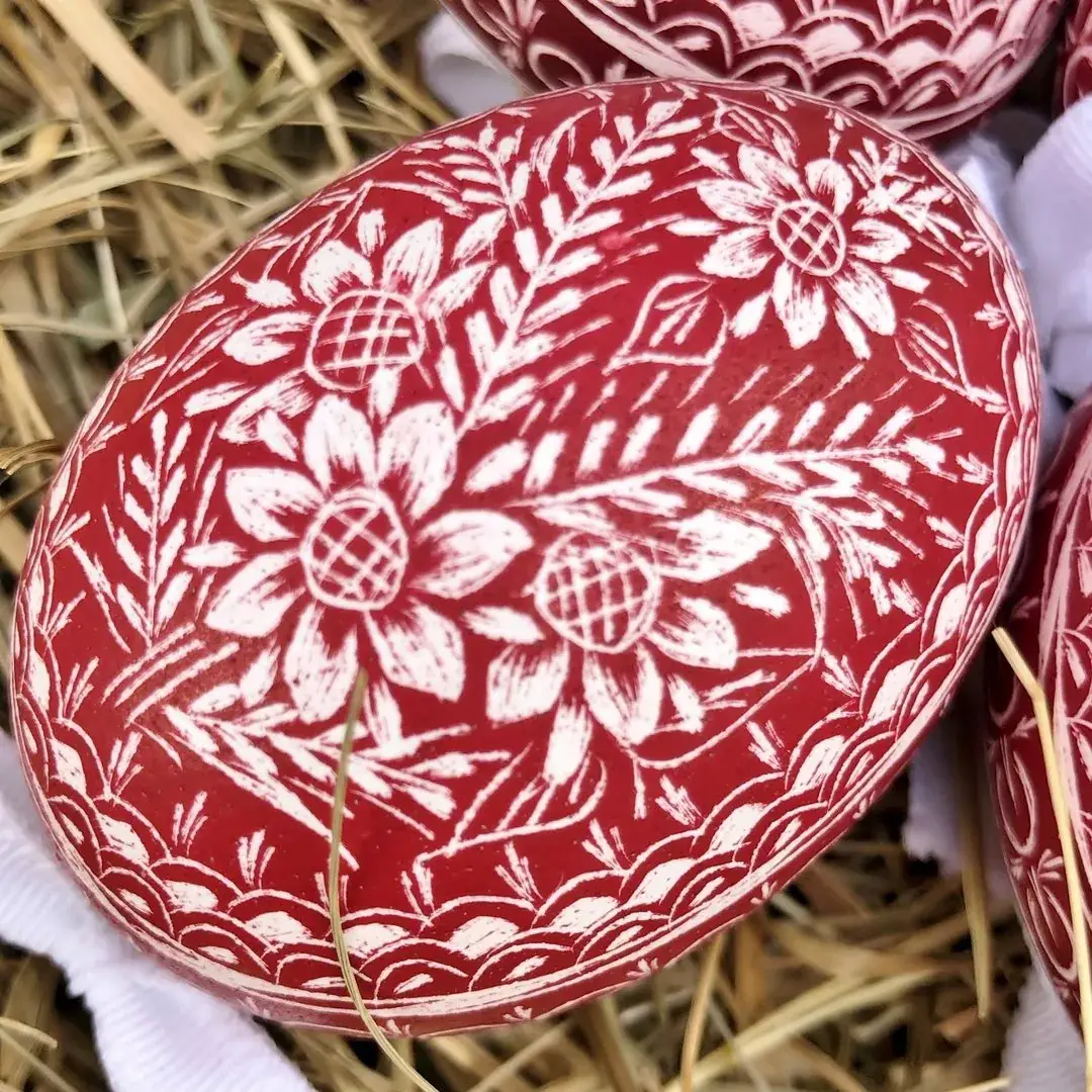 Gekratzte Ostereier mit Kratztechnik rot No. 11 – Bild 9 – Chiemgauer Heimatwerk Trachten-Onlineshop Gekratzte Ostereier mit Kratztechnik rot No. 11 - Bild 9 - Chiemgauer Heimatwerk Trachten-Onlineshop