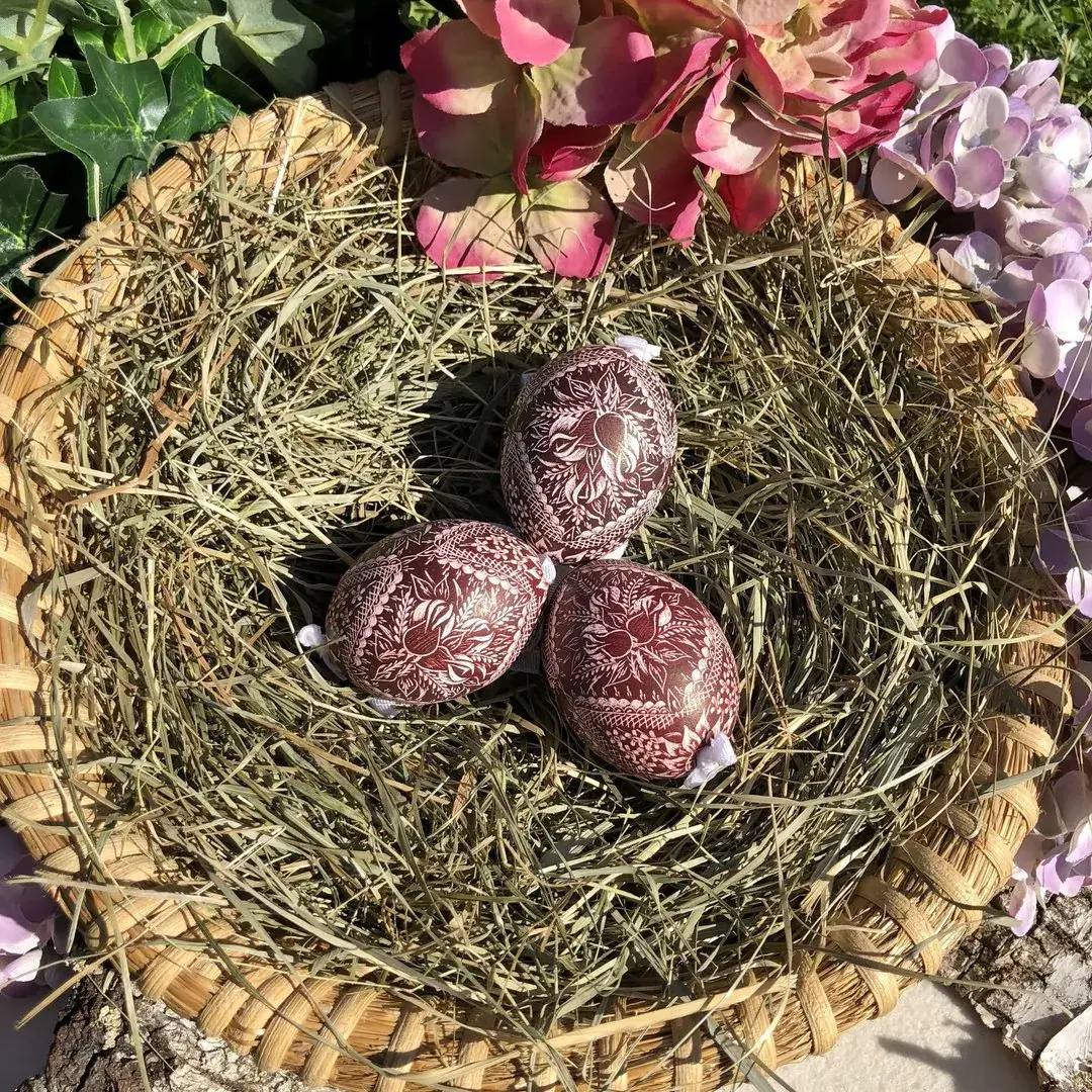 Gekratzte Ostereier mit Kratztechnik weinrot No. 1 – Bild 2 – Chiemgauer Heimatwerk Trachten-Onlineshop Gekratzte Ostereier mit Kratztechnik weinrot No. 1 - Bild 2 - Chiemgauer Heimatwerk Trachten-Onlineshop