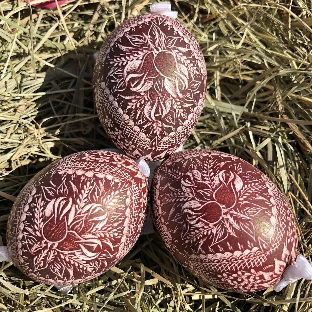 Gekratzte Ostereier mit Kratztechnik weinrot No. 1 – Bild 3 – Chiemgauer Heimatwerk Trachten-Onlineshop Gekratzte Ostereier mit Kratztechnik weinrot No. 1 - Bild 3 - Chiemgauer Heimatwerk Trachten-Onlineshop
