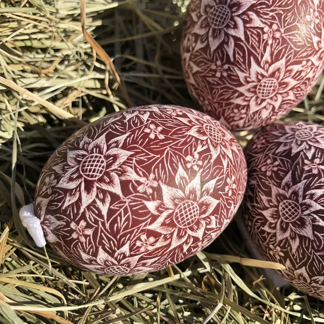 Gekratzte Ostereier mit Kratztechnik weinrot No. 3 – Bild 4 – Chiemgauer Heimatwerk Trachten-Onlineshop Gekratzte Ostereier mit Kratztechnik weinrot No. 3 - Bild 4 - Chiemgauer Heimatwerk Trachten-Onlineshop