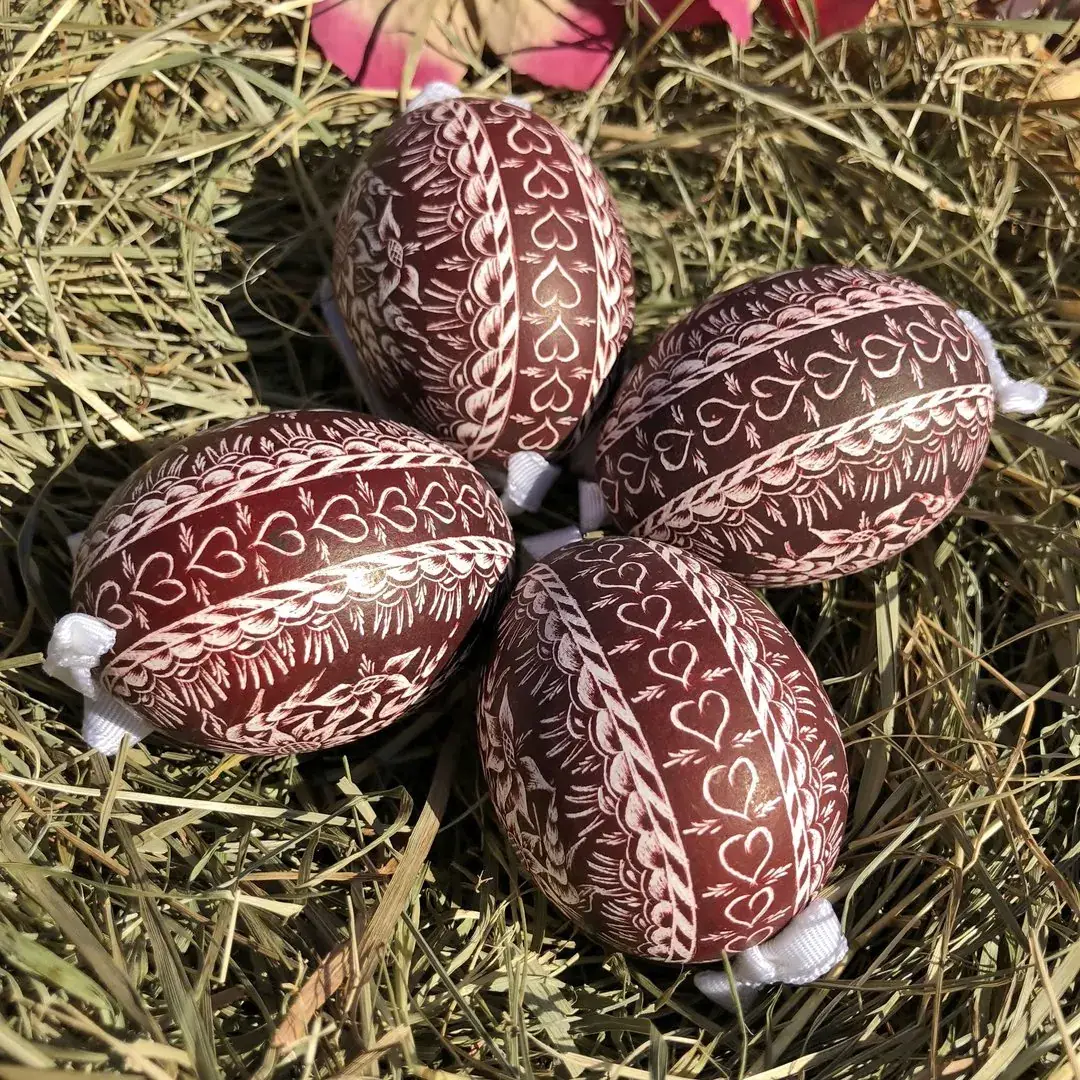 Gekratzte Ostereier mit Kratztechnik weinrot No. 4 – Bild 14 – Chiemgauer Heimatwerk Trachten-Onlineshop Gekratzte Ostereier mit Kratztechnik weinrot No. 4 - Bild 14 - Chiemgauer Heimatwerk Trachten-Onlineshop