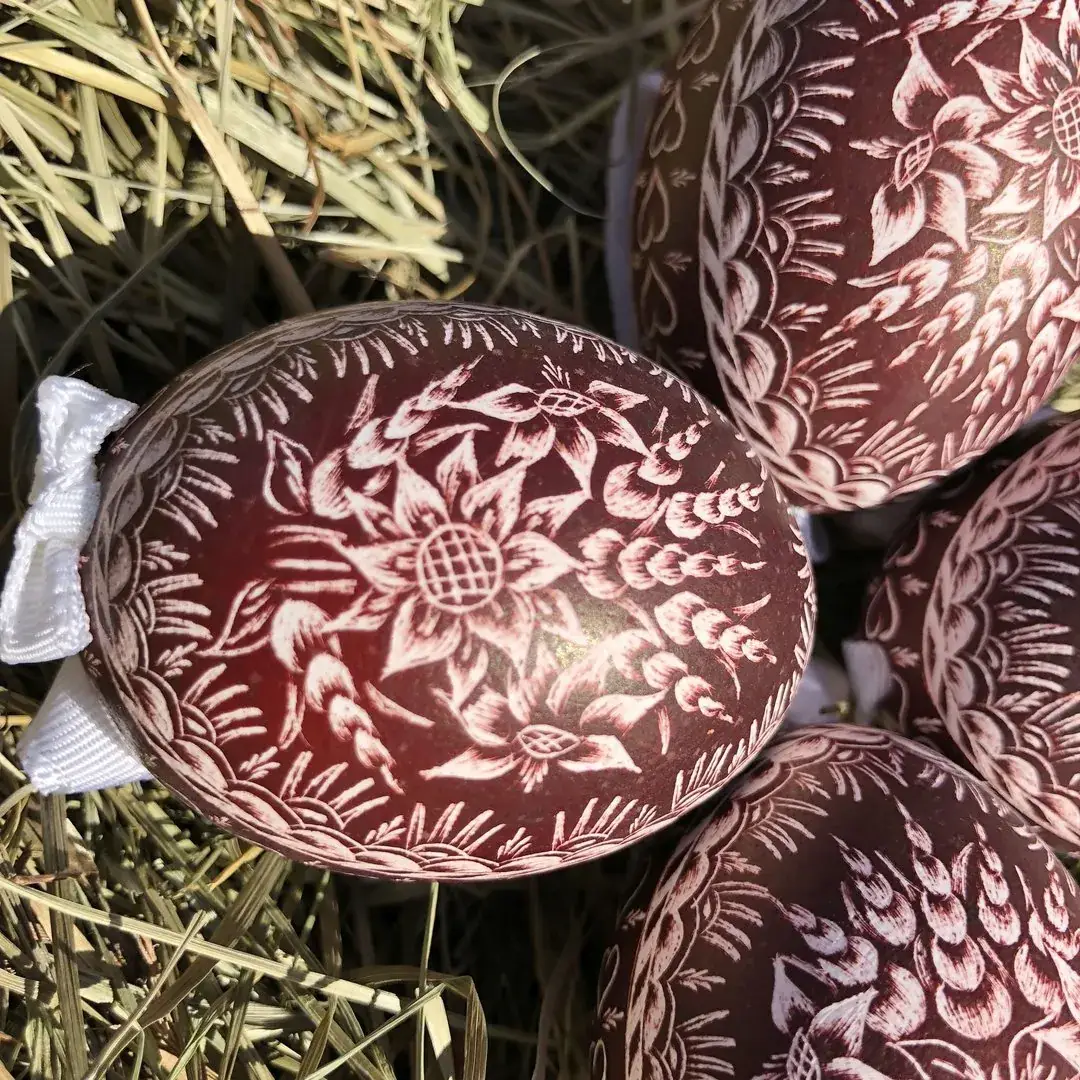 Gekratzte Ostereier mit Kratztechnik weinrot No. 4 – Bild 7 – Chiemgauer Heimatwerk Trachten-Onlineshop Gekratzte Ostereier mit Kratztechnik weinrot No. 4 - Bild 7 - Chiemgauer Heimatwerk Trachten-Onlineshop