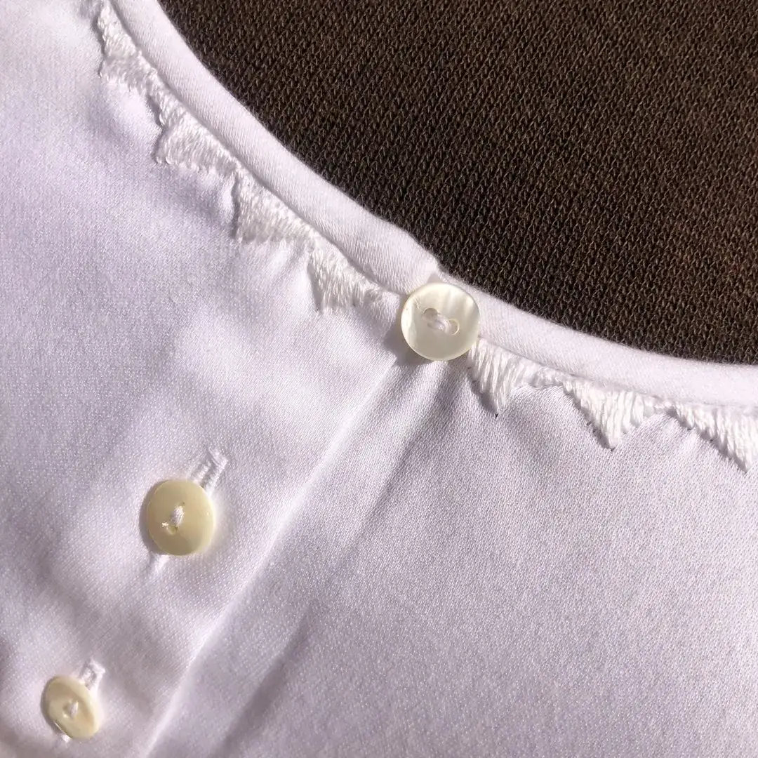 Gössl Dirndlbluse kurzarm Pfoadl mit Stickerei – Bild 11 – Chiemgauer Heimatwerk Trachten-Onlineshop Gössl Dirndlbluse kurzarm Pfoadl mit Stickerei - Bild 11 - Chiemgauer Heimatwerk Trachten-Onlineshop
