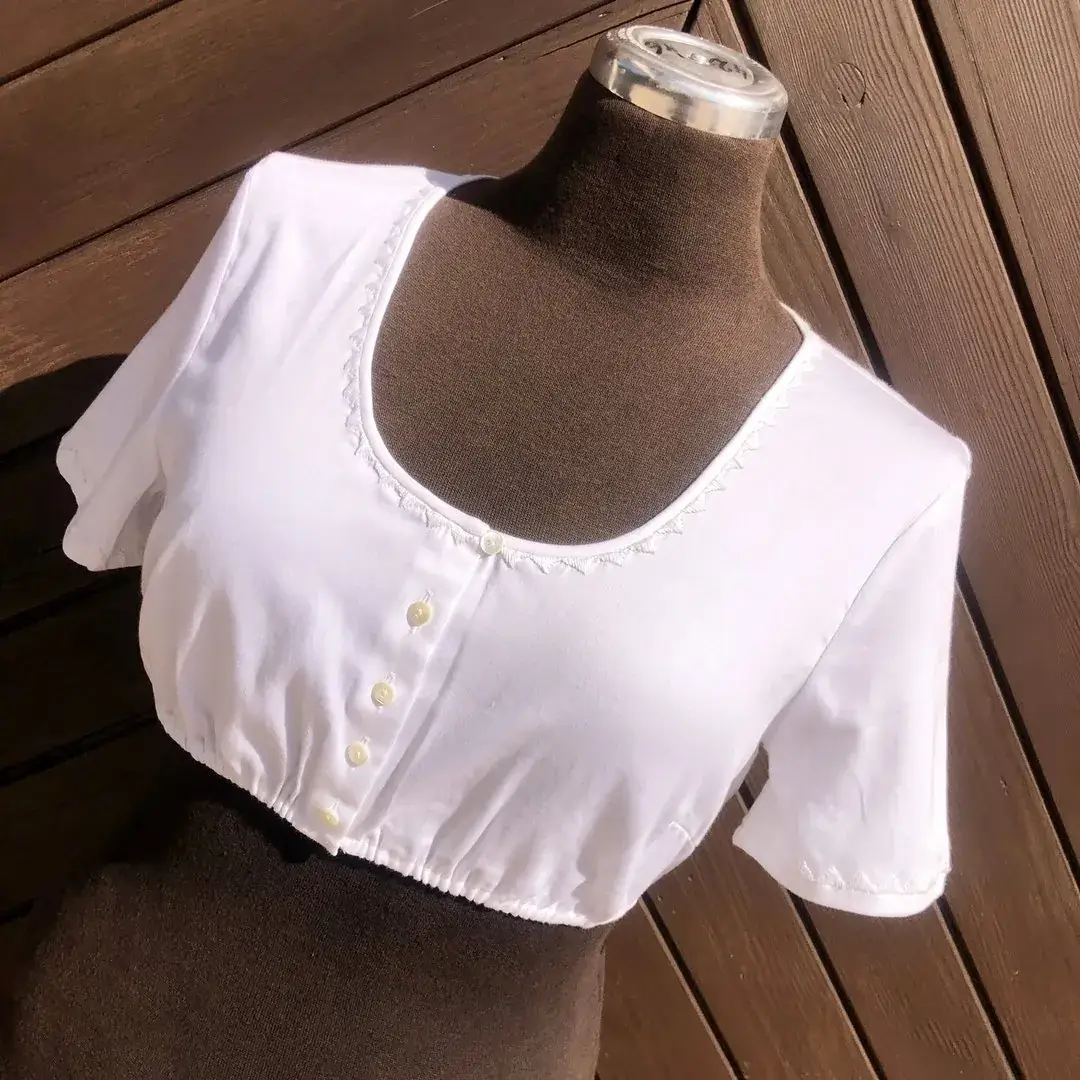 Gössl Dirndlbluse kurzarm Pfoadl mit Stickerei – Bild 31 – Chiemgauer Heimatwerk Trachten-Onlineshop Gössl Dirndlbluse kurzarm Pfoadl mit Stickerei - Bild 31 - Chiemgauer Heimatwerk Trachten-Onlineshop