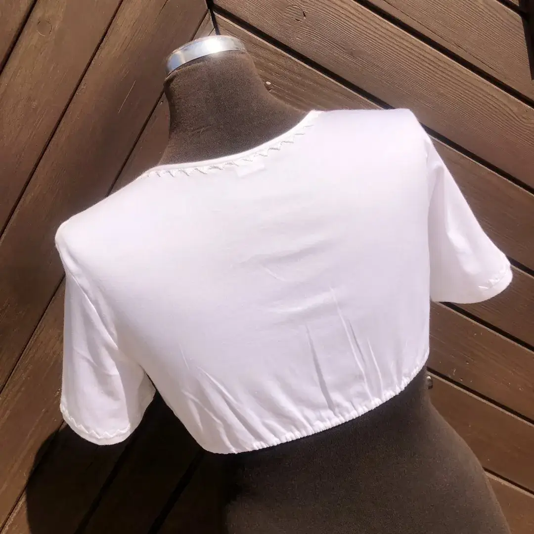 Gössl Dirndlbluse kurzarm Pfoadl mit Stickerei – Bild 7 – Chiemgauer Heimatwerk Trachten-Onlineshop Gössl Dirndlbluse kurzarm Pfoadl mit Stickerei - Bild 7 - Chiemgauer Heimatwerk Trachten-Onlineshop