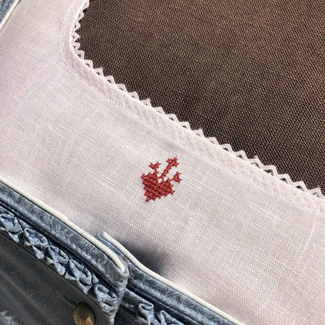 Gössl Dirndlbluse Pfoad aus Leinen – Bild 25 – Chiemgauer Heimatwerk Trachten-Onlineshop Gössl Dirndlbluse Pfoad aus Leinen - Bild 25 - Chiemgauer Heimatwerk Trachten-Onlineshop